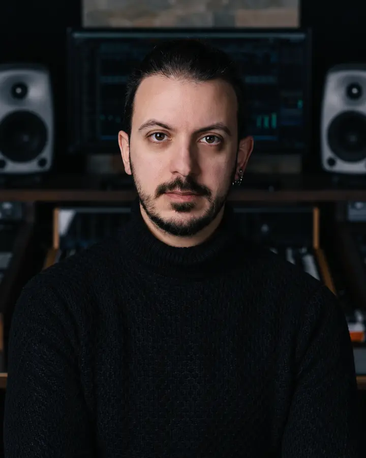 Ritratto di Mattia Garimanno nel suo studio di registrazione